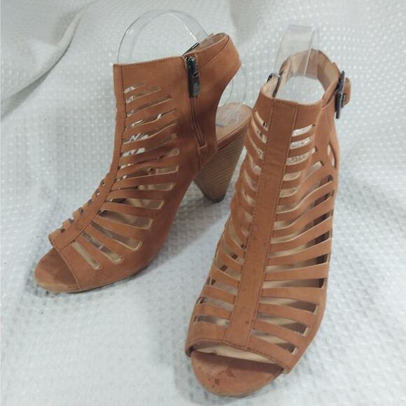 VINCE CAMUTO! FAWN BEIGE/TAN VEGAN SUEDE LEATHER LADDER FRONT HEELS! SZ 10M - Picture 3 of 11